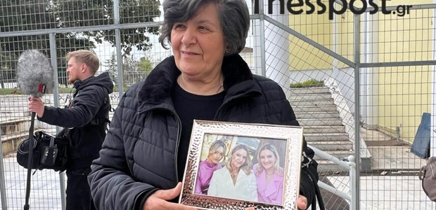 Συγκινεί η γιαγιά των τριών κοριτσιών της οικογένειας Πλακιά